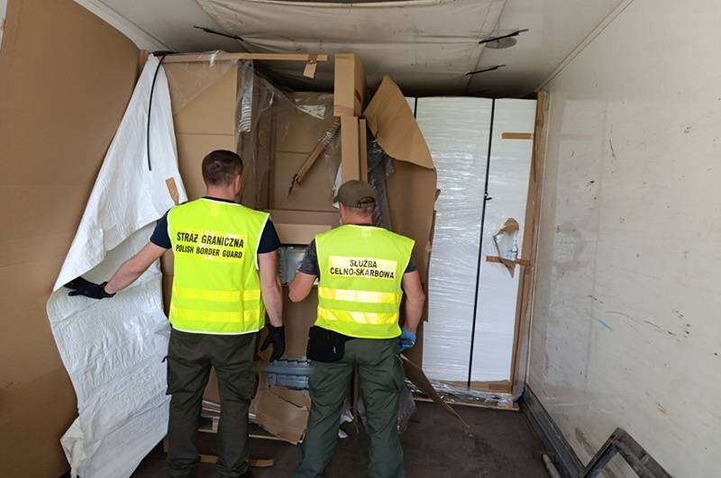 20250623_1001_KAS-SG-i-Policja-zabezpieczyy-papierosy-bez-polskich-znakow-akcyzy-warte-ponad-5-mln-zotych