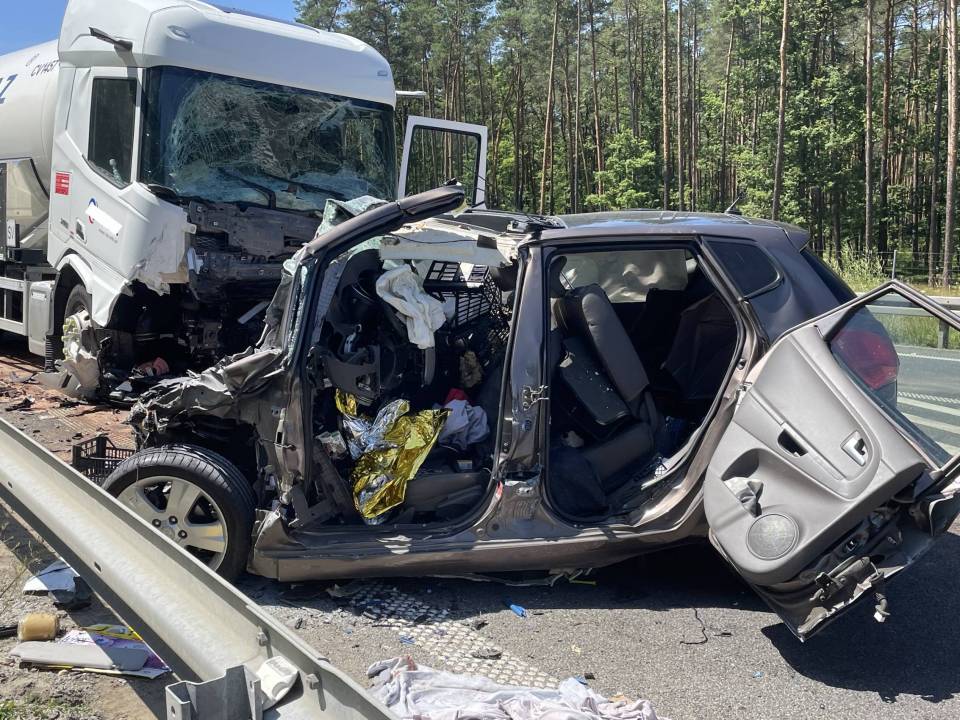 Śmiertelny wypadek na obwodnicy Bełchatowa. Po czołowym zderzeniu z cysterną zginął młody kierowca osobówki [Wideo, foto]